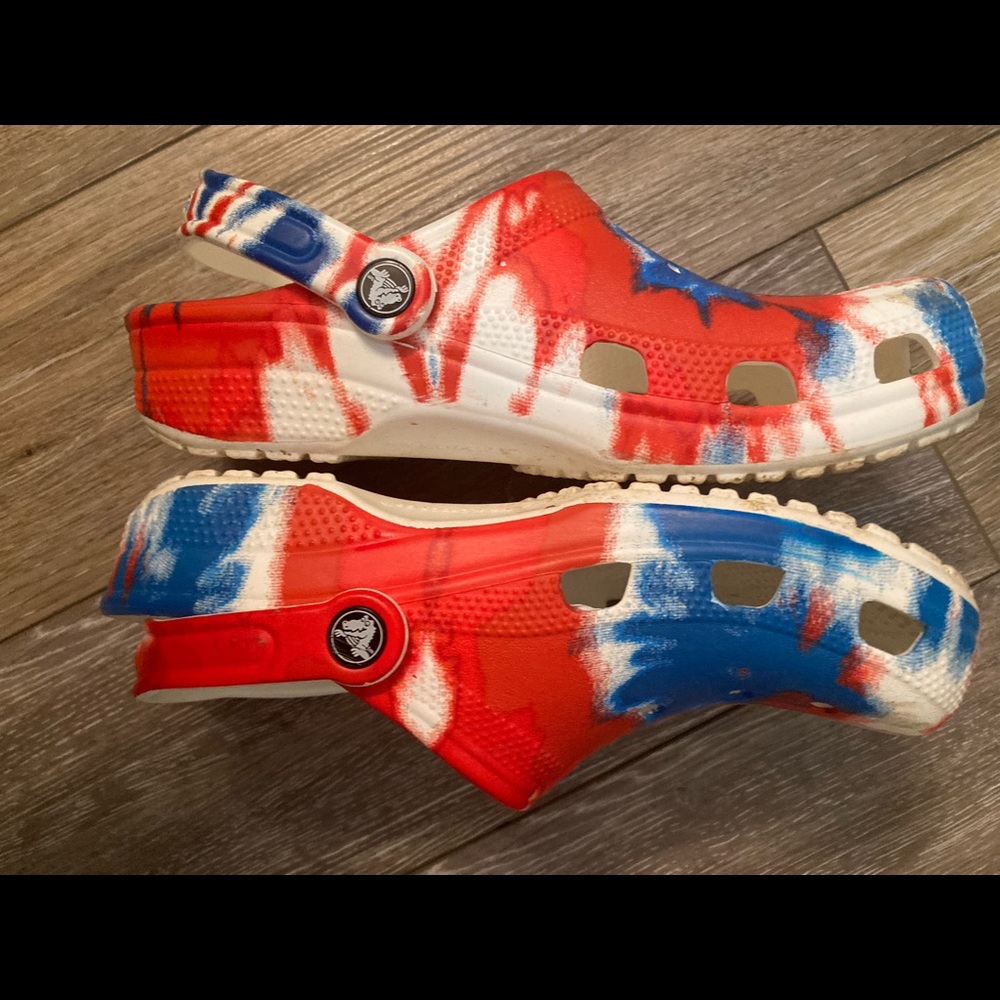 Red/white/blue uni sex crocs.  Size Men 6/Women 8